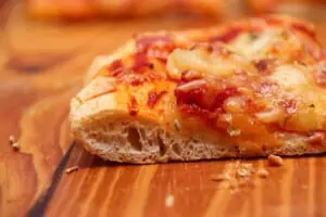 Pizza mit kross gebackenem Rand