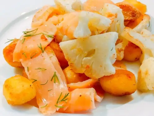 gebratene Kartoffeln mit Blumenkohl und Räucherlachs