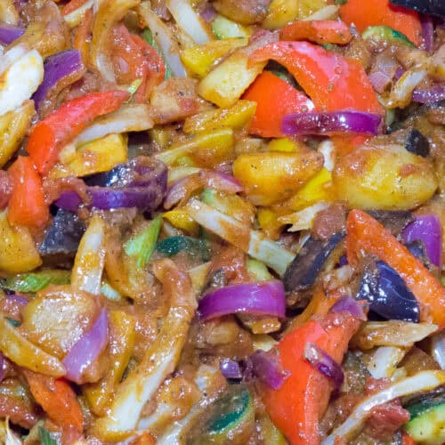 Kizartma, gebratenes mediteranes Gemüse in Tomatesauce