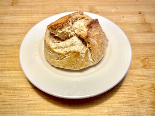 Selbst gebackenes Brötchen
