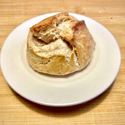 Selbst gebackenes Brötchen