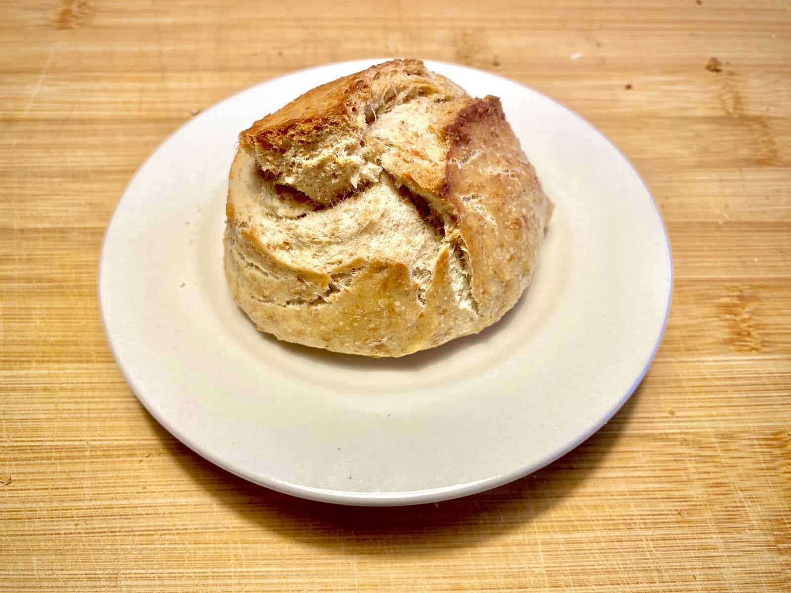 Selbst gebackenes Brötchen